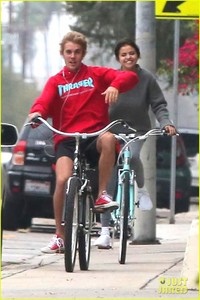 justin-bieber-selena-gomez-bike-ride-together-04.jpg