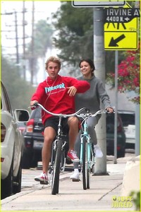 justin-bieber-selena-gomez-bike-ride-together-05.jpg