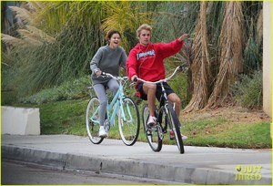justin-bieber-selena-gomez-bike-ride-together-06.jpg