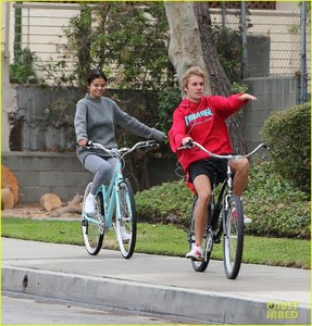 justin-bieber-selena-gomez-bike-ride-together-07.jpg