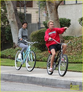 justin-bieber-selena-gomez-bike-ride-together-08.jpg