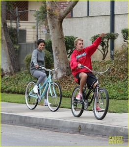 justin-bieber-selena-gomez-bike-ride-together-09.jpg