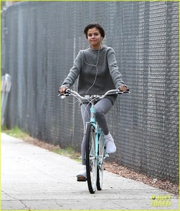 justin-bieber-selena-gomez-bike-ride-together-10.jpg