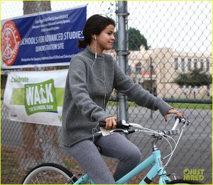 justin-bieber-selena-gomez-bike-ride-together-11.jpg