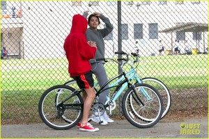 justin-bieber-selena-gomez-bike-ride-together-14.jpg