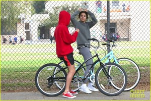 justin-bieber-selena-gomez-bike-ride-together-16.jpg