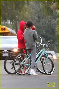 justin-bieber-selena-gomez-bike-ride-together-17.jpg