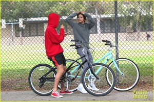 justin-bieber-selena-gomez-bike-ride-together-18.jpg