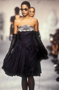 karl-lagerfeld-ss-1987-2.thumb.jpeg.5b8231d9193bda7a4b1e712d6bf98c35.jpeg