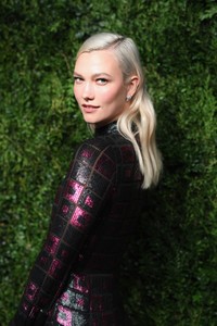 karlie-kloss-cfdavogue-fashion-fund-awards-2017-in-nyc-2.thumb.jpg.e696fe0ff6b8ce71c741b3d262eb6915.jpg