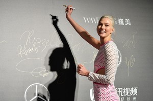 karlie-kloss-mercedes-benz-backstage-secrets-in-shanghai-11-18-2017-9.thumb.jpg.8bb36e1fc1de8c4e76ba1b9e71a46c65.jpg