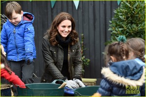 kate-middleton-shares-fond-memories-of-gardening-at-robin-hood-primary-school-01.jpg