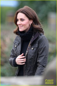 kate-middleton-shares-fond-memories-of-gardening-at-robin-hood-primary-school-04.jpg