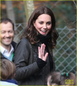 kate-middleton-shares-fond-memories-of-gardening-at-robin-hood-primary-school-08.jpg