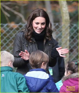 kate-middleton-shares-fond-memories-of-gardening-at-robin-hood-primary-school-09.jpg