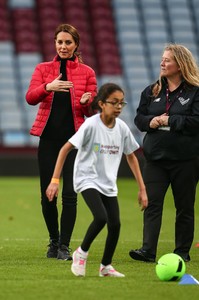 kate-middleton-visits-aston-villa-football-club-in-birmingham-11-22-2017-17.jpg