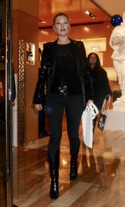 kate-moss-louis-vuitton-x-vogue-gingernutz-event-in-london-0.jpg