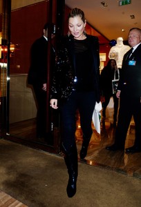 kate-moss-louis-vuitton-x-vogue-gingernutz-event-in-london-1.jpg