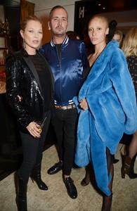 kate-moss-louis-vuitton-x-vogue-gingernutz-event-in-london-5.jpg