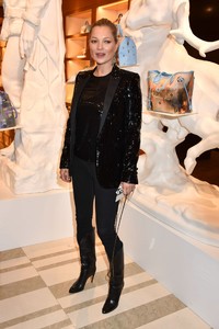 kate-moss-louis-vuitton-x-vogue-gingernutz-event-in-london-6.jpg