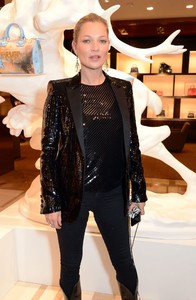 kate-moss-louis-vuitton-x-vogue-gingernutz-event-in-london-7.jpg