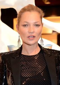 kate-moss-louis-vuitton-x-vogue-gingernutz-event-in-london-8.jpg