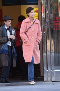 katie-holmes-shopping-in-nyc-1.jpg