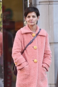 katie-holmes-shopping-in-nyc-2.jpg