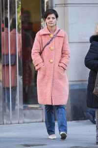 katie-holmes-shopping-in-nyc-3.jpg