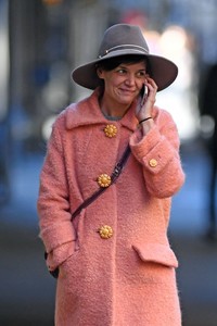 katie-holmes-shopping-in-nyc-4.jpg