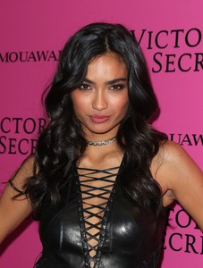 kelly-gale-victoria-s-secret-fashion-show-after-party-in-shanghai-11-20-2017-3.thumb.jpg.616124c252e7ea790cebd229bf6fbd27.jpg