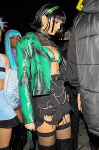 kendall-jenner-and-hailey-baldwin-at-delilah-in-west-hollywood-103117-18.jpg