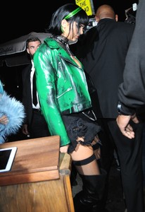 kendall-jenner-and-hailey-baldwin-at-delilah-in-west-hollywood-103117-32.jpg