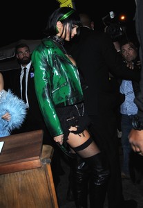 kendall-jenner-and-hailey-baldwin-at-delilah-in-west-hollywood-103117-35.jpg