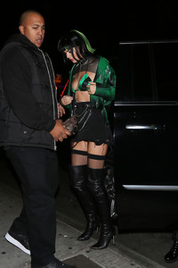 kendall-jenner-and-hailey-baldwin-at-delilah-in-west-hollywood-103117-38.jpg