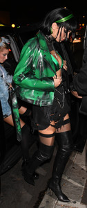 kendall-jenner-and-hailey-baldwin-at-delilah-in-west-hollywood-103117-40.jpg