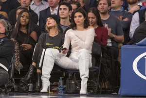 kendall-jenner-at-the-new-york-knicks-vs-la-clippers-in-nyc-11202017-1.jpg