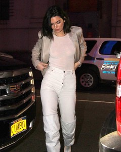 kendall-jenner-at-the-new-york-knicks-vs-la-clippers-in-nyc-11202017-10.jpg