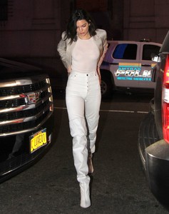 kendall-jenner-at-the-new-york-knicks-vs-la-clippers-in-nyc-11202017-12.jpg