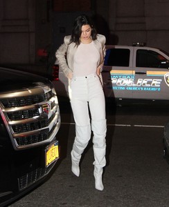 kendall-jenner-at-the-new-york-knicks-vs-la-clippers-in-nyc-11202017-13.jpg