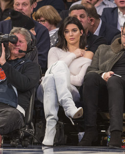 kendall-jenner-at-the-new-york-knicks-vs-la-clippers-in-nyc-11202017-2.jpg