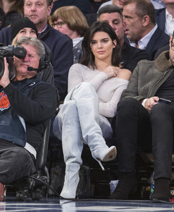 kendall-jenner-at-the-new-york-knicks-vs-la-clippers-in-nyc-11202017-4.jpg