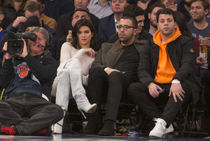 kendall-jenner-at-the-new-york-knicks-vs-la-clippers-in-nyc-11202017-7.jpg