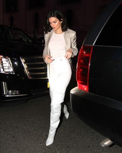 kendall-jenner-at-the-new-york-knicks-vs-la-clippers-in-nyc-11202017-8.jpg