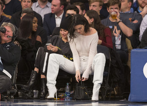 kendall-jenner-at-the-new-york-knicks-vs-la-clippers-in-nyc-11202017.jpg