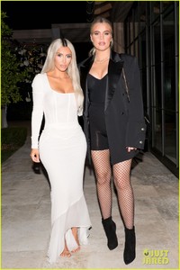 khloe-kardashian-baby-bump-05.jpg