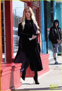 khloe-kardashian-coat-pregnant-01.jpg