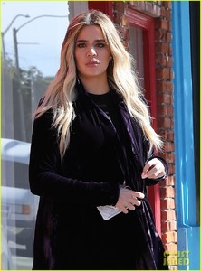 khloe-kardashian-coat-pregnant-02.jpg