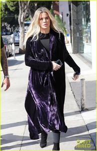 khloe-kardashian-coat-pregnant-03.jpg