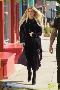 khloe-kardashian-coat-pregnant-04.jpg